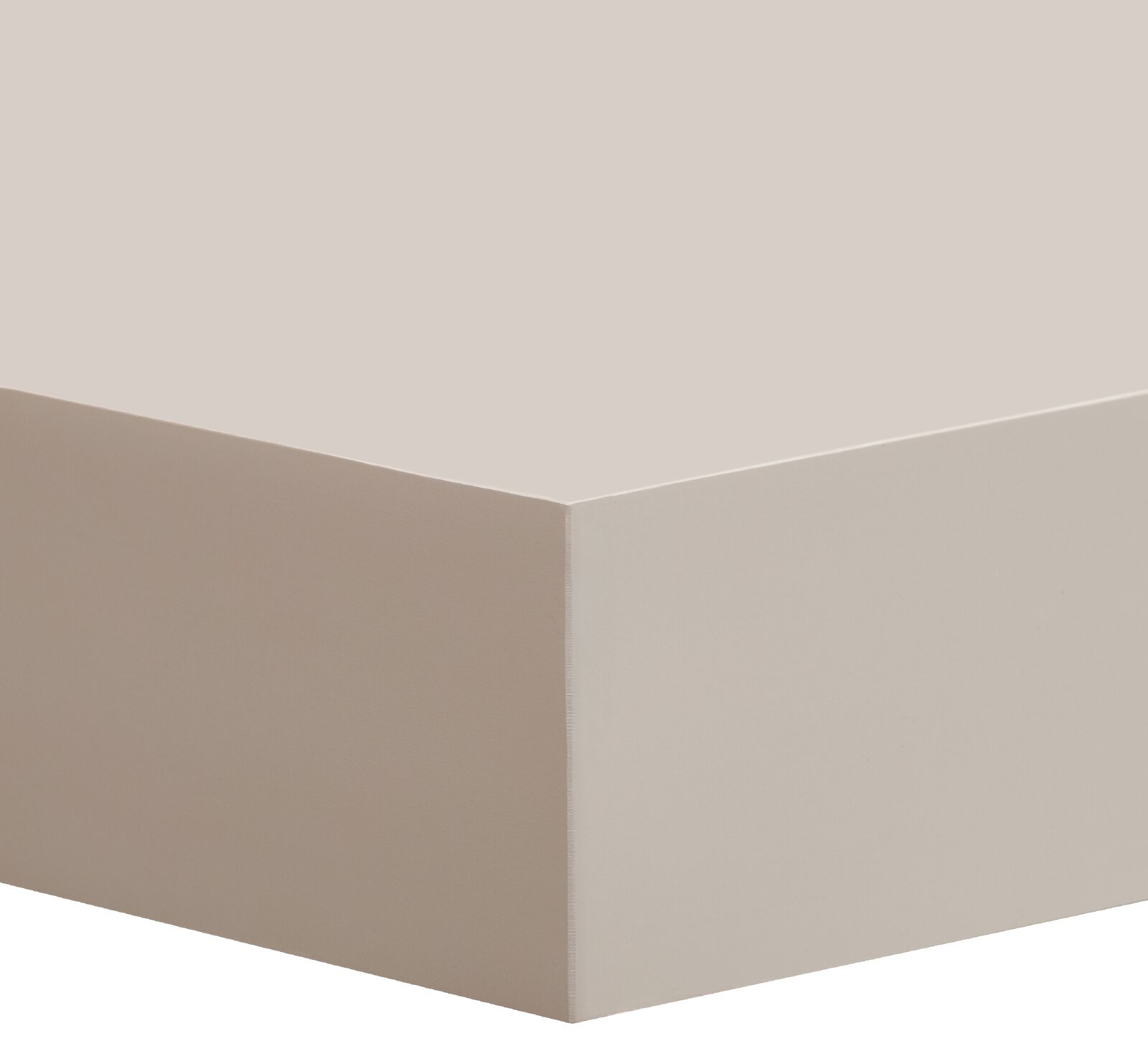 Schlichte, hellbeige/quarzfarbene rechteckige Box/Quader mit glatter Oberfläche, in Nahaufnahme aus leicht erhöhter Front-Eckperspektive vor neutralem Hintergrund