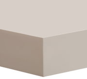 Schlichte, hellbeige/quarzfarbene rechteckige Box/Quader mit glatter Oberfläche, in Nahaufnahme aus leicht erhöhter Front-Eckperspektive vor neutralem Hintergrund