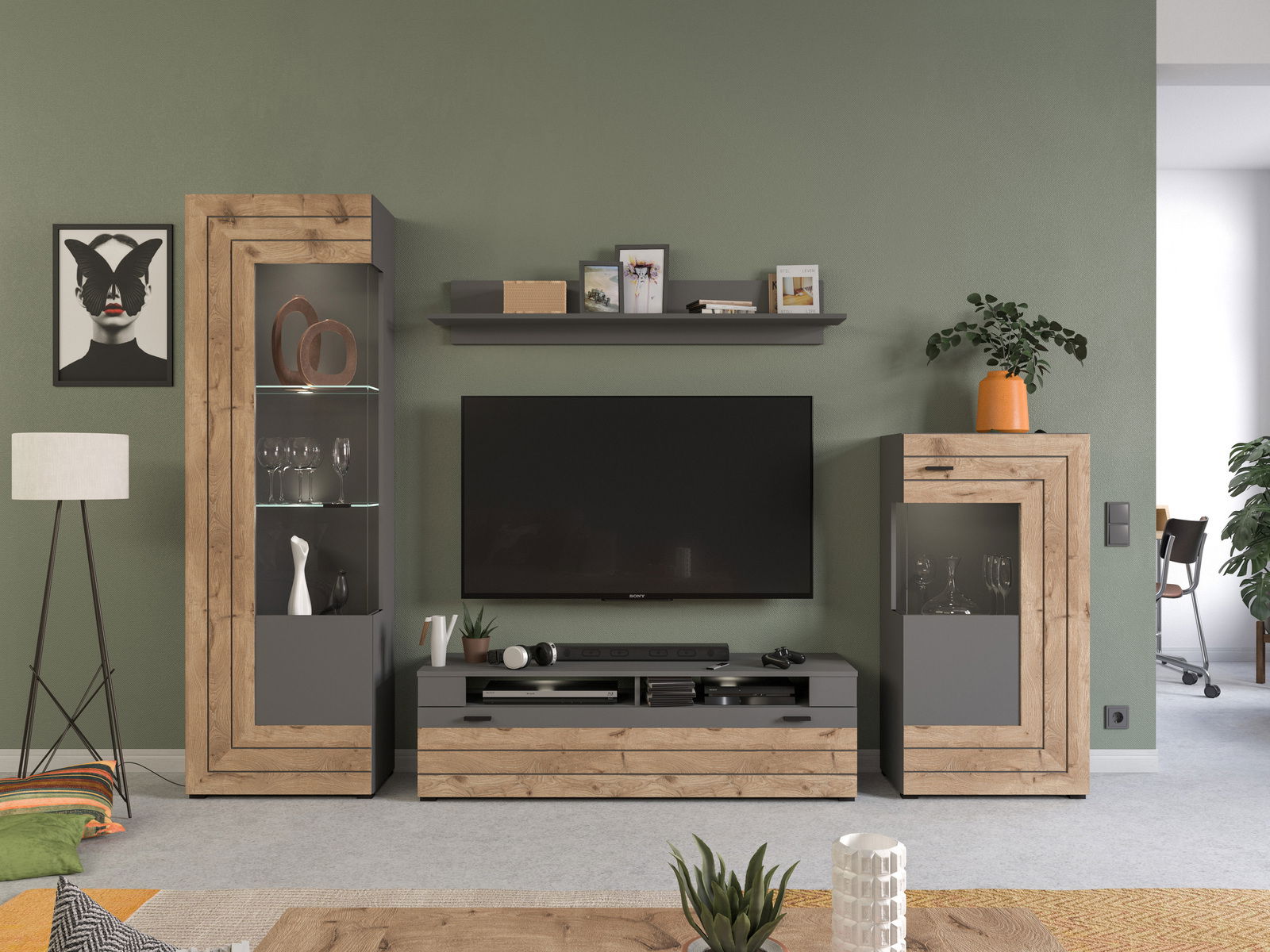 Wohnwandkombination in moderner Holzoptik mit grauen Akzenten, bestehend aus Vitrine, TV-Schrank und Regal, frontal fotografiert.