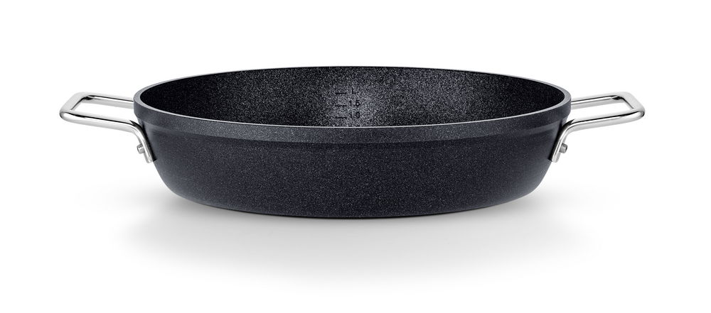 Schwarze Servierpfanne mit zwei Griffen, Ansicht von vorne.