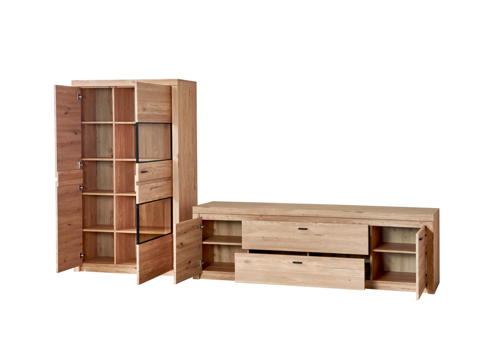 Wohnzimmermöbel-Set aus hellem Massivholz mit hohem Schrank und niedrigem TV-Board, mehrere Türen und Schubladen geöffnet, Frontansicht in leichter Schrägperspektive von vorn links