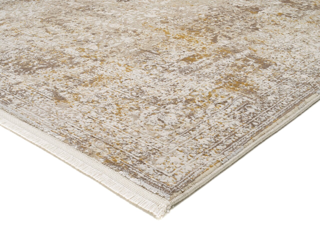 Designer Teppich in Beige- und Goldtönen mit Fransen, perspektivisch von der Seite fotografiert.