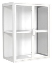 Weiße Vitrine/Schrank mit transparenten Glastüren und einem Einlegeboden, freigestellt auf weißem Hintergrund, aus frontaler Ansicht mit leichter Links-Perspektive.