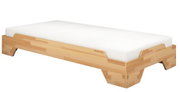 Stapelbett aus Holz mit weißer Matratze, seitliche Perspektive