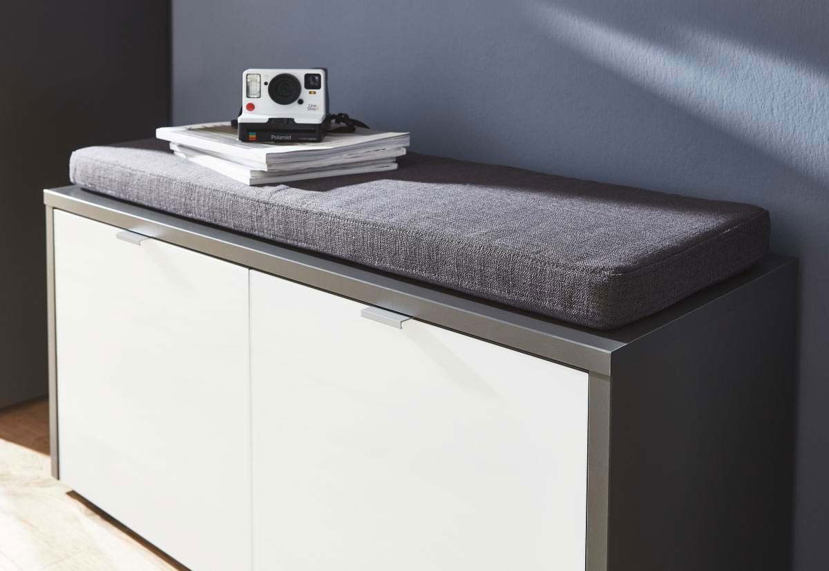 Voleo Sitzkissen NEW YORK Graues Sitzkissen auf einem weißen Schrank, seitliche Perspektive