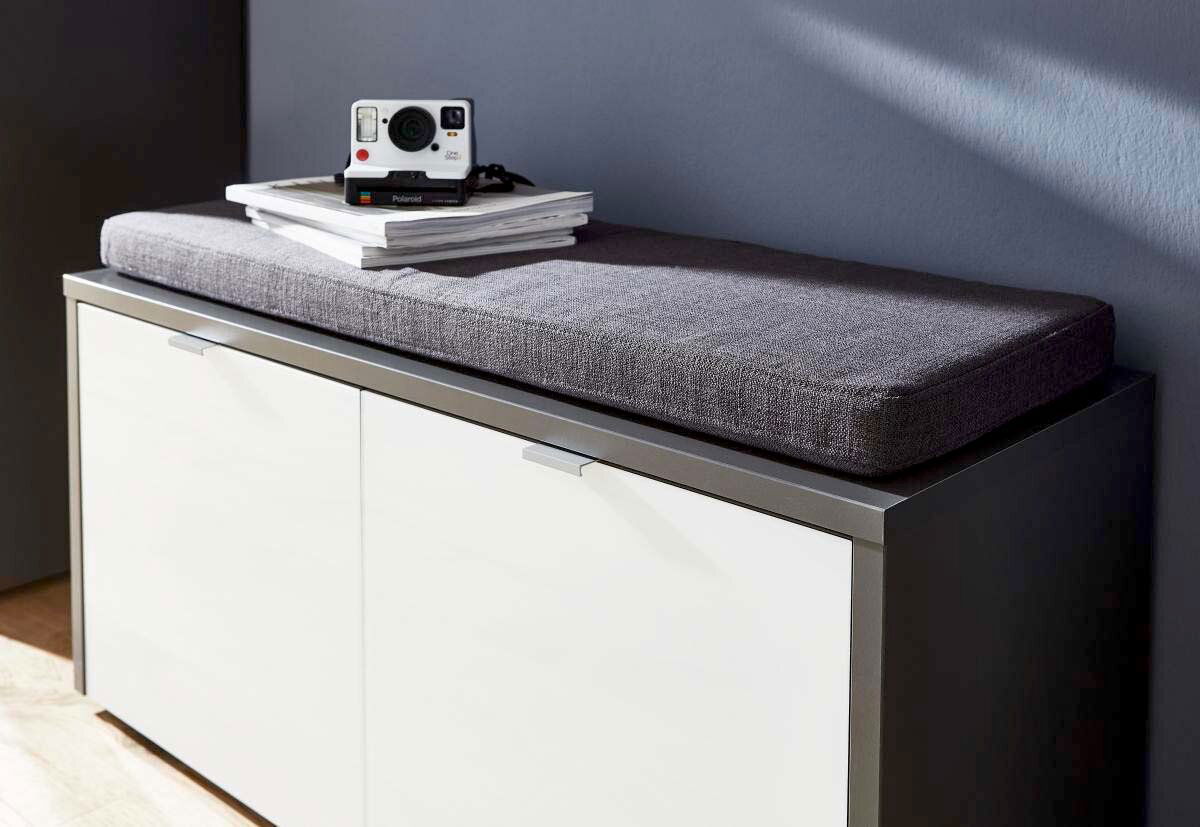 Voleo Sitzkissen NEW YORK Graues Sitzkissen auf einem weißen Schrank, seitliche Perspektive