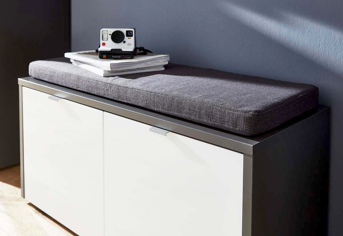 Graues Sitzkissen auf einem weißen Schrank, seitliche Perspektive