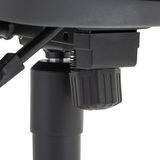 Nahaufnahme der Unterseite eines Drehsessels mit Fokus auf die Mechanik und Einstellknöpfe.