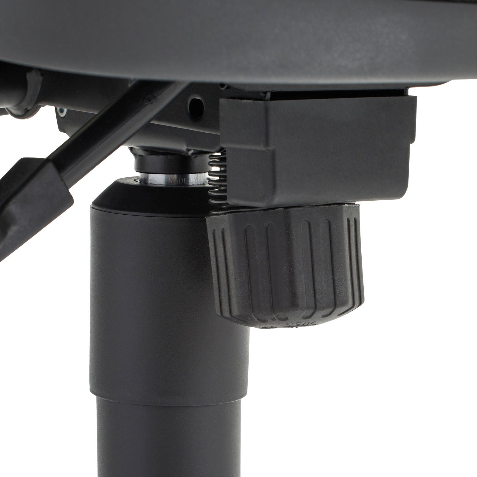 Nahaufnahme der Unterseite eines Drehsessels mit Fokus auf die Mechanik und Einstellknöpfe.