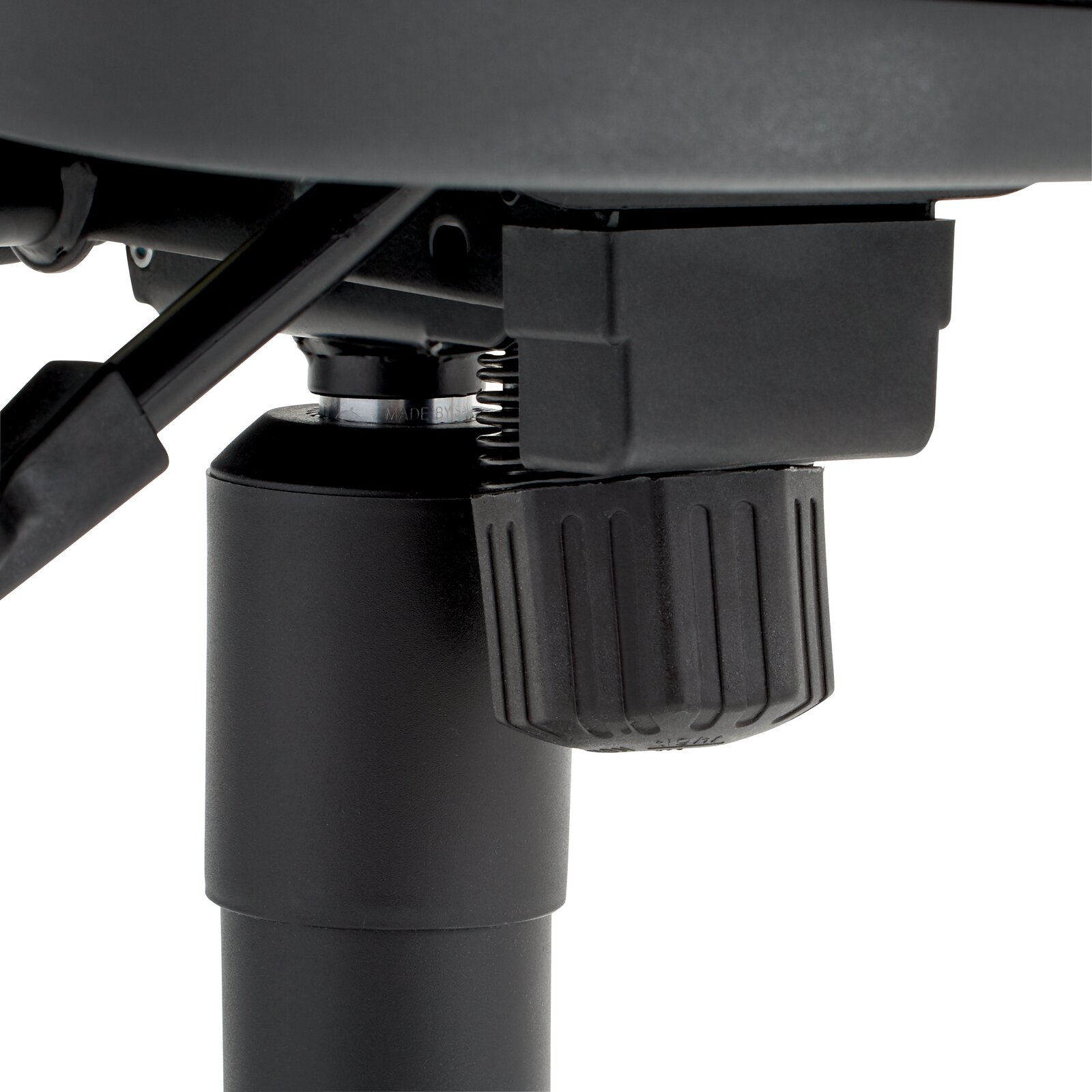 Nahaufnahme der Unterseite eines Drehsessels mit Fokus auf die Mechanik und Einstellknöpfe.