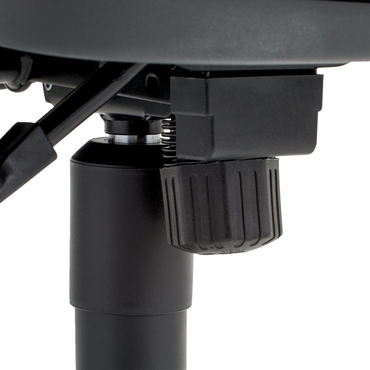 Nahaufnahme der Unterseite eines Drehsessels mit Fokus auf die Mechanik und Einstellknöpfe.