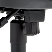 Nahaufnahme der Unterseite eines Drehsessels mit Fokus auf die Mechanik und Einstellknöpfe.