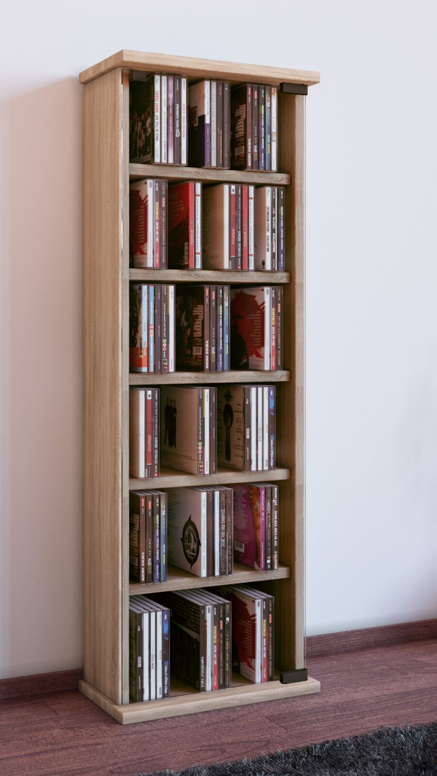 Schmales, hohes CD-Regal aus hellem Holz mit mehreren Einlegeböden, gefüllt mit CDs, freistehend auf Holzboden vor weißer Wand; Ansicht schräg von vorn links.