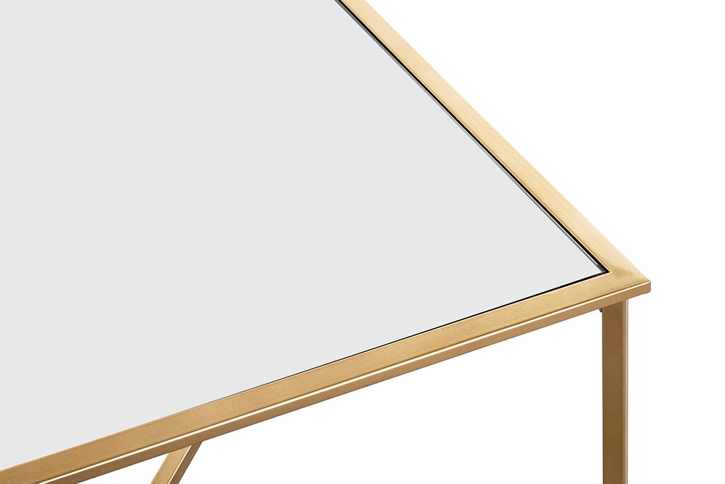 Detailaufnahme eines modernen Couchtischs mit rechteckiger Glasplatte und goldfarbenem Metallrahmen, perspektivische Ansicht von oben schräg (Ecke im Fokus) vor weißem Hintergrund