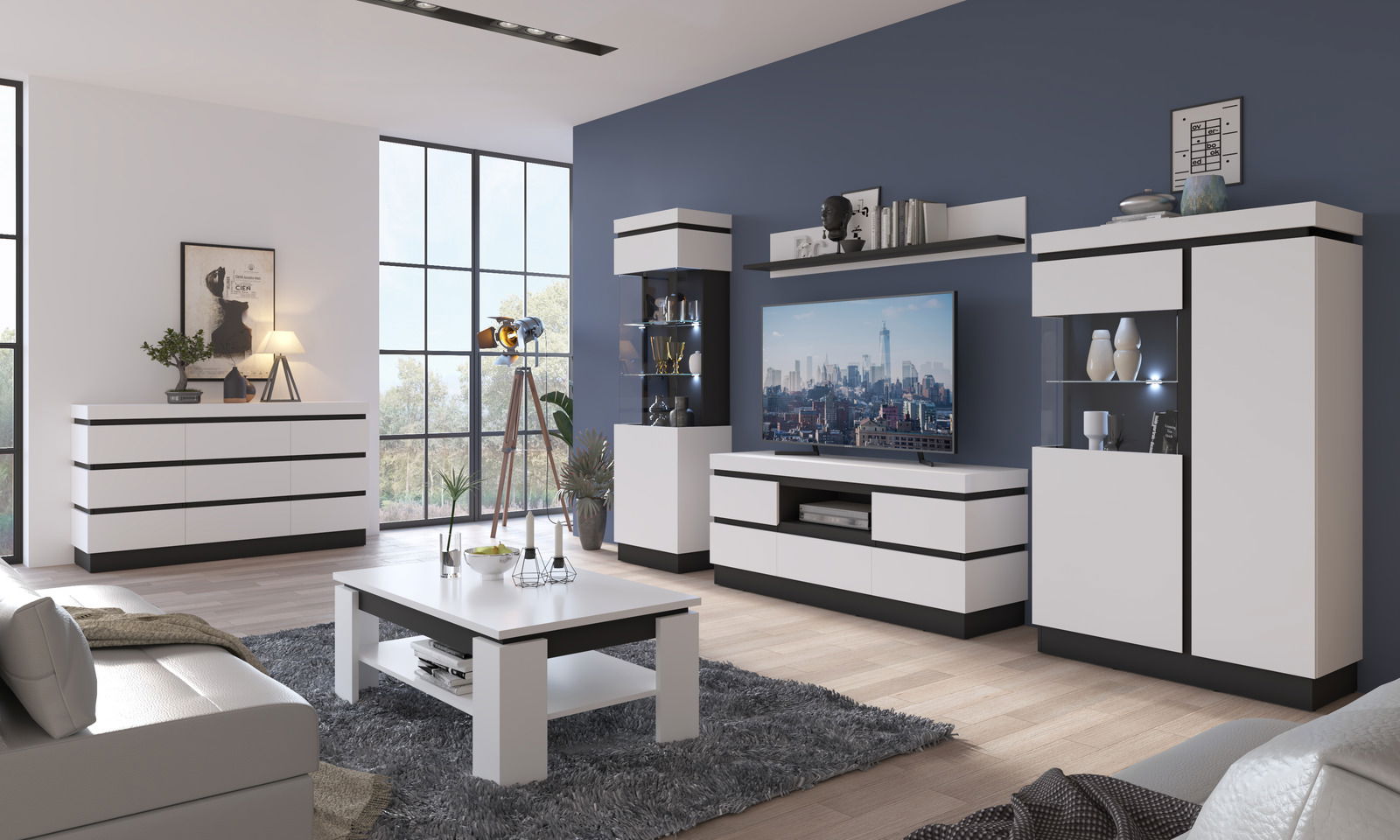 Modernes Wohnzimmer mit stilvollen weißen Möbeln, darunter ein TV-Lowboard, ein Couchtisch und Vitrinen, aus der Perspektive von vorne rechts betrachtet.