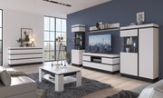 Modernes Wohnzimmer mit stilvollen weißen Möbeln, darunter ein TV-Lowboard, ein Couchtisch und Vitrinen, aus der Perspektive von vorne rechts betrachtet.