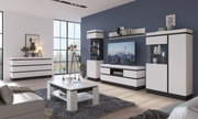 Modernes Wohnzimmer mit stilvollen weißen Möbeln, darunter ein TV-Lowboard, ein Couchtisch und Vitrinen, aus der Perspektive von vorne rechts betrachtet.
