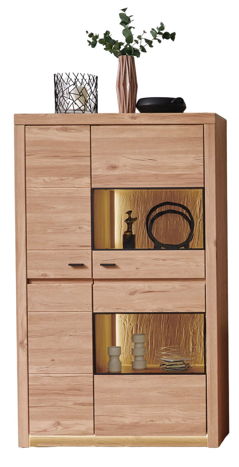 Frontale Ansicht einer hohen, modernen Holzvitrine/Kommode in heller Eiche-Optik mit zwei beleuchteten Glas-Displayfächern und schwarzen Griffen; oben dekoriert mit Vase und Accessoires.
