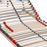 Nahaufnahme eines Lattenrostes mit verstellbaren Leisten und roten sowie grauen Kunststoffelementen, seitliche Perspektive.