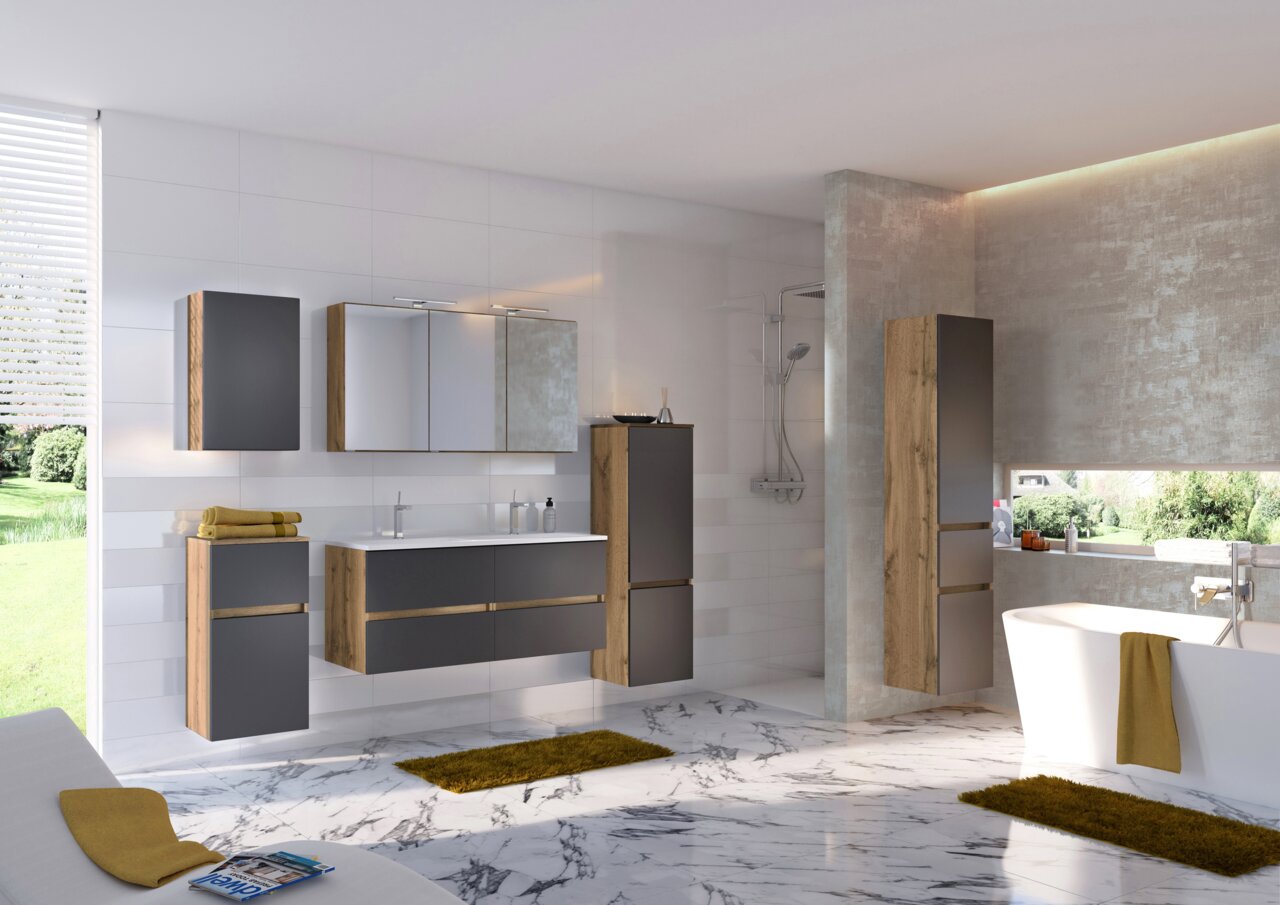 Moderner Badezimmer-Spiegelschrank in einem stilvollen Badezimmer mit Marmorfliesen, Holz- und Grautönen, aus der Perspektive des gesamten Raumes.
