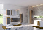 Moderner Badezimmer-Spiegelschrank in einem stilvollen Badezimmer mit Marmorfliesen, Holz- und Grautönen, aus der Perspektive des gesamten Raumes.