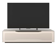 Frontansicht eines modernen TV-Lowboards mit einem großen Flachbildfernseher darauf.