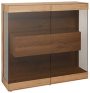 Hochwertiges Highboard aus Holz mit Glastüren, seitliche Perspektive