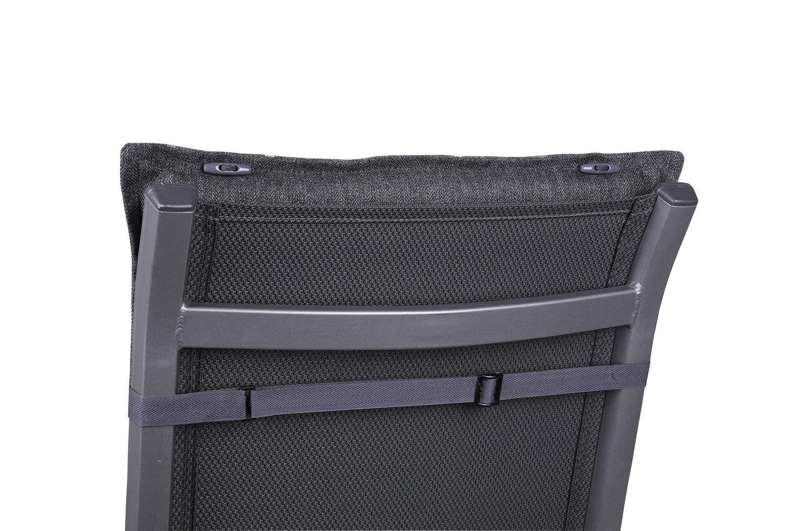 Rückansicht einer Sesselauflage auf einem Stuhl, mit Befestigungsgurten und dunklem Stoff.