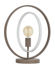 Moderne tafellamp met decoratieve filamentlamp, omlijst door een witte binnenring en taupekleurige buitenring, recht van voren afgebeeld op een witte achtergrond