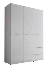 Weißer, hochglänzender Kleiderschrank mit mehreren Türen und Schubladen, freistehend auf hellem Hintergrund, in leicht schräger Frontansicht von links.