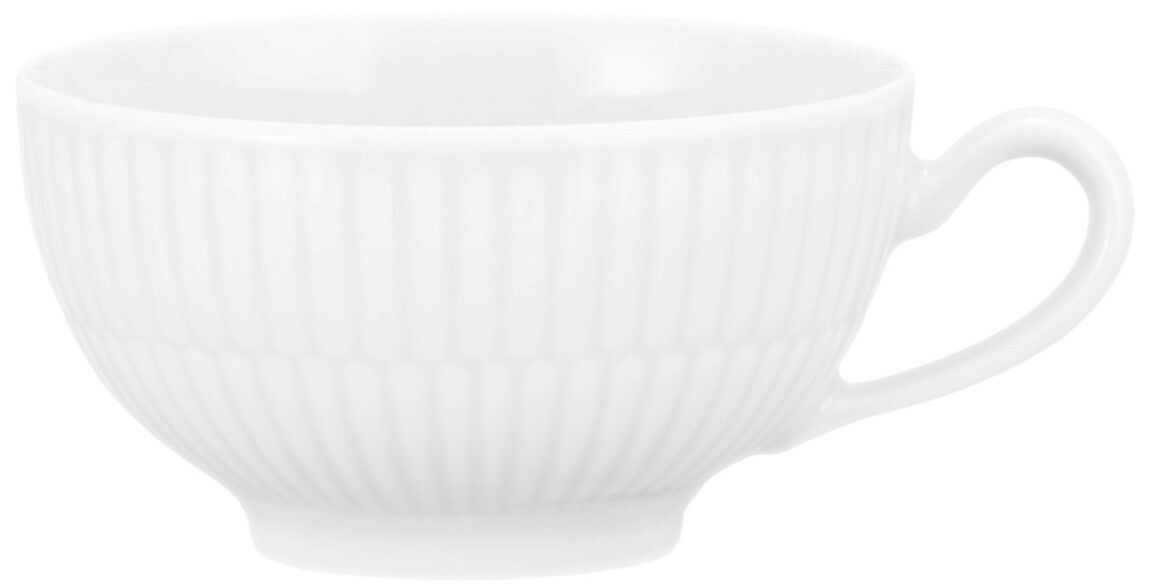 Weiße Teeobertasse mit geriffeltem Design, seitliche Perspektive