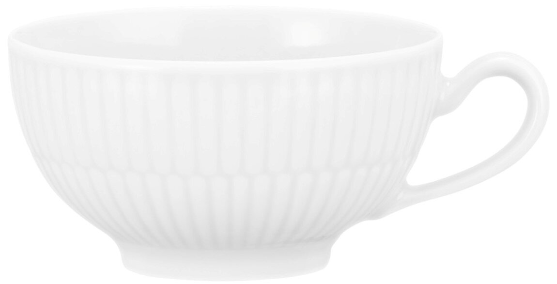 Weiße Teeobertasse mit geriffeltem Design, seitliche Perspektive