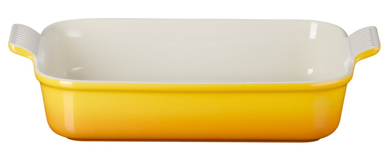 Gelbe Auflaufform mit Griffen, seitliche Perspektive