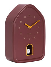 Seitliche Ansicht einer burgunderroten Wanduhr mit gelben Zeigern und einer kleinen Figur in einer unteren Öffnung.