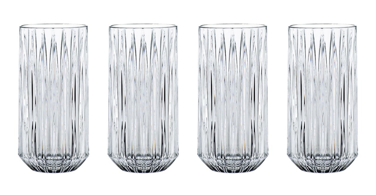 Vier hohe, elegante Longdrinkgläser mit vertikalem Rillendesign, frontal abgebildet.