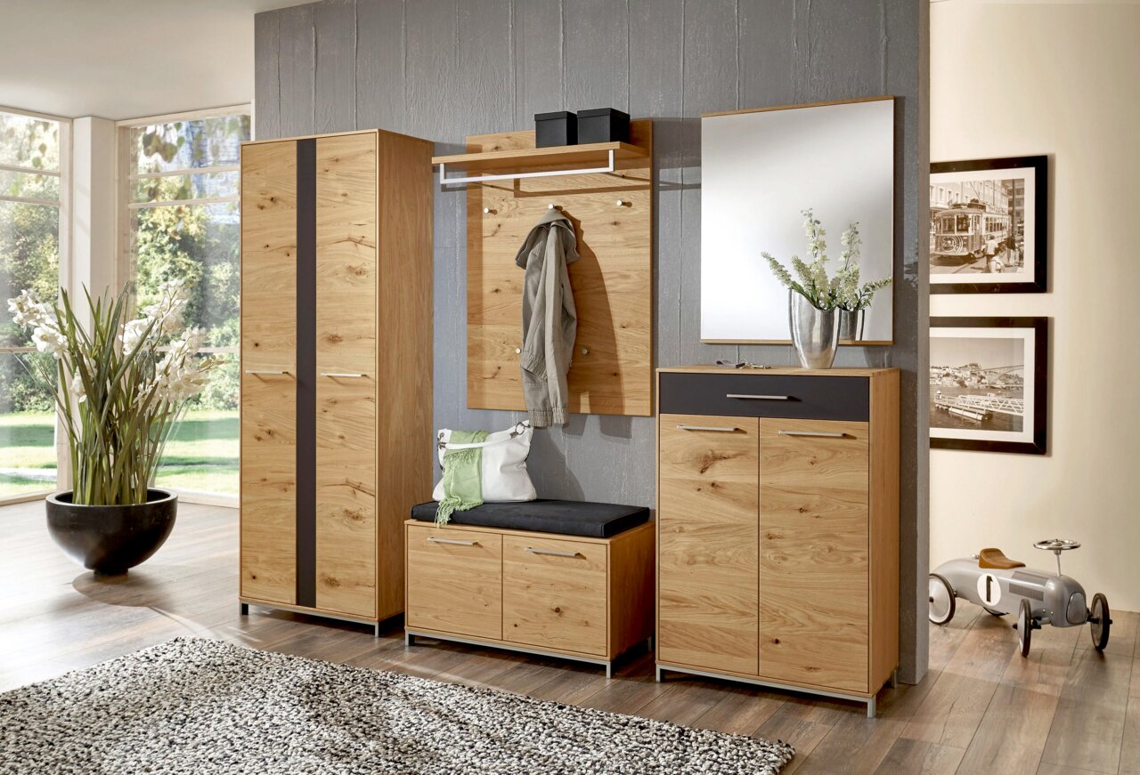Moderne Garderobeneinrichtung in Holzoptik mit Dielenschrank, Garderobenbank, Spiegel und Schuhschrank, seitliche Perspektive