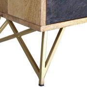 Nahaufnahme eines Sideboards mit goldenen Metallbeinen und einer Holz- und Steinkombination, seitliche Perspektive
