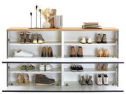 Moderner Hängeschuhschrank SORRENT von Dieter Knoll mit zwei Klappen, gefüllt mit verschiedenen Schuhen. Obenauf stehen Dekorationsgegenstände wie Vasen und Kerzenhalter. Frontalansicht.