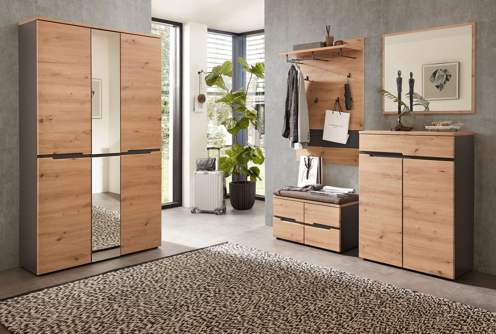 Moderne Garderobeneinrichtung in Holzoptik mit Spiegel, Schuhschrank und Garderobenpaneel, seitliche Perspektive