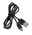 Schwarzes USB-Ladekabel mit USB-A- und USB-C-Stecker, von oben fotografiert.
