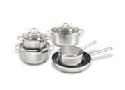 Fünfteiliges Topfset aus Edelstahl, bestehend aus drei Töpfen mit Deckeln und zwei Pfannen, aus der Vogelperspektive fotografiert.