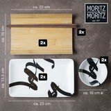 Sushi Set 10-teilig mit schwarzer Schrift, bestehend aus zwei Bambusmatten mit Essstäbchen, zwei rechteckigen Tellern und zwei runden Schälchen, von oben betrachtet.