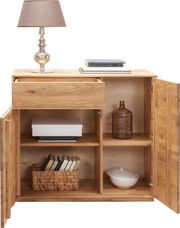 Kommode aus Holz mit geöffneter Schublade und Türen, dekoriert mit einer Lampe und Büchern, frontal betrachtet.