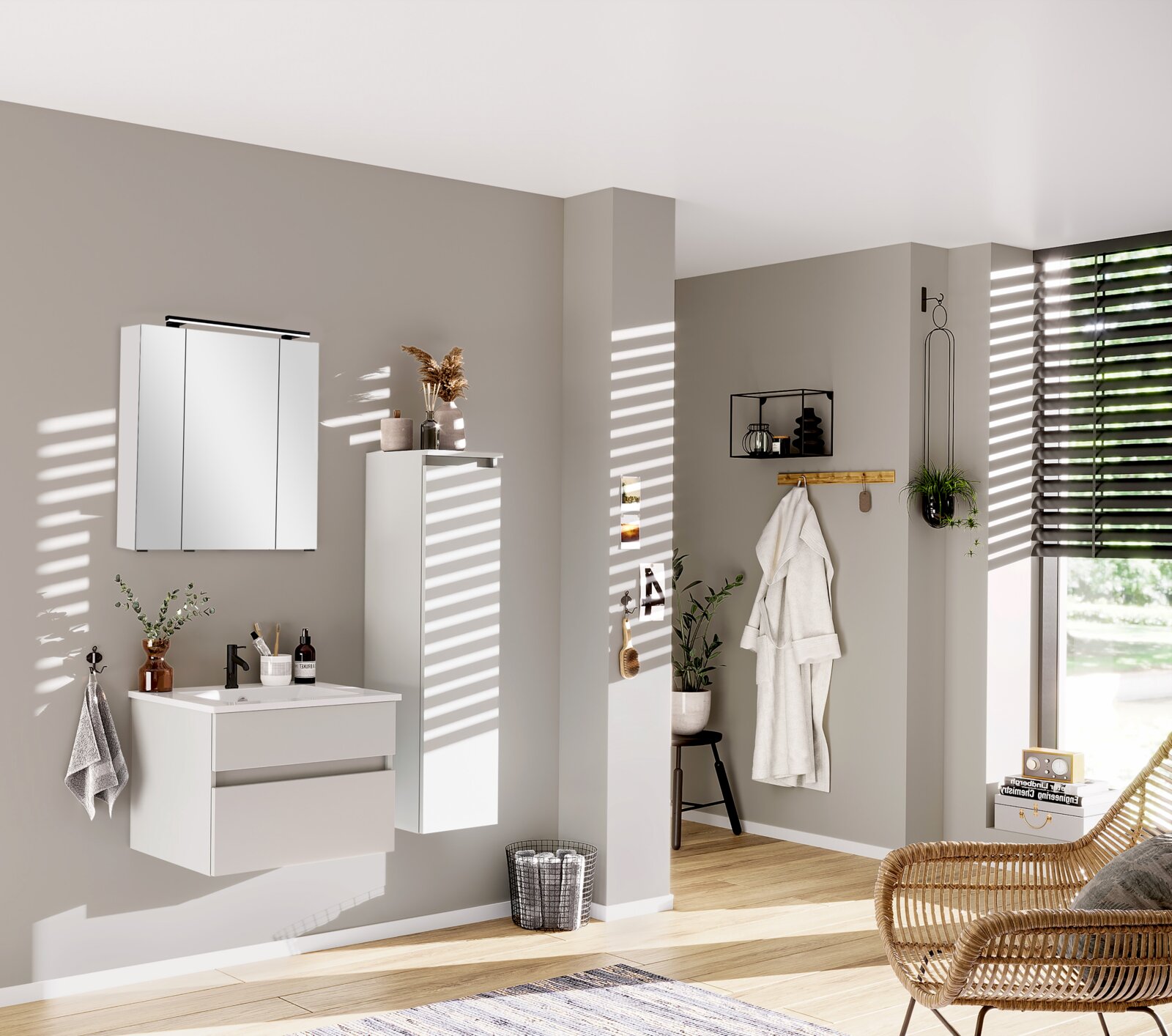 Moderner Badezimmer-Mittelschrank in Weiß, rechts an der Wand montiert, mit dekorativen Elementen und natürlichem Lichteinfall von der Seite.