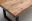 Nahaufnahme eines Esstisches mit massiver Holzplatte und schwarzen Metallbeinen, aus der Perspektive von oben.